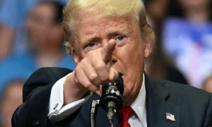 美国打美国？国防部刚改名，特朗普就对内下狠手，要让芝加哥见识“战争部”的厉害