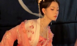 陈瑶牛仔造型帅气亮相,风格切换引热议