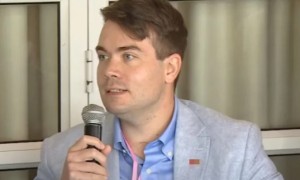 台媒:英籍记者辞职离台,痛批绿营打击陆配、“大罢免”乱象