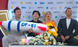 中国运动员收个玩偶就气急败坏?国际滑联声称:不恰当,将展开调查